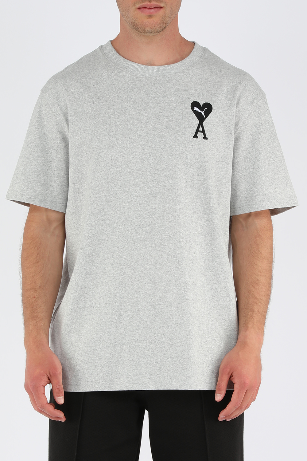 תמונת דוגמן קידמית של פומה X אמי חולצת טי אפורה