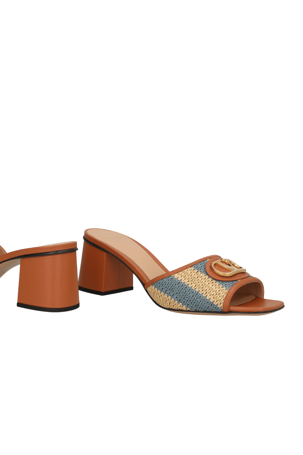 תמונת תקריב של כפכפי עקב