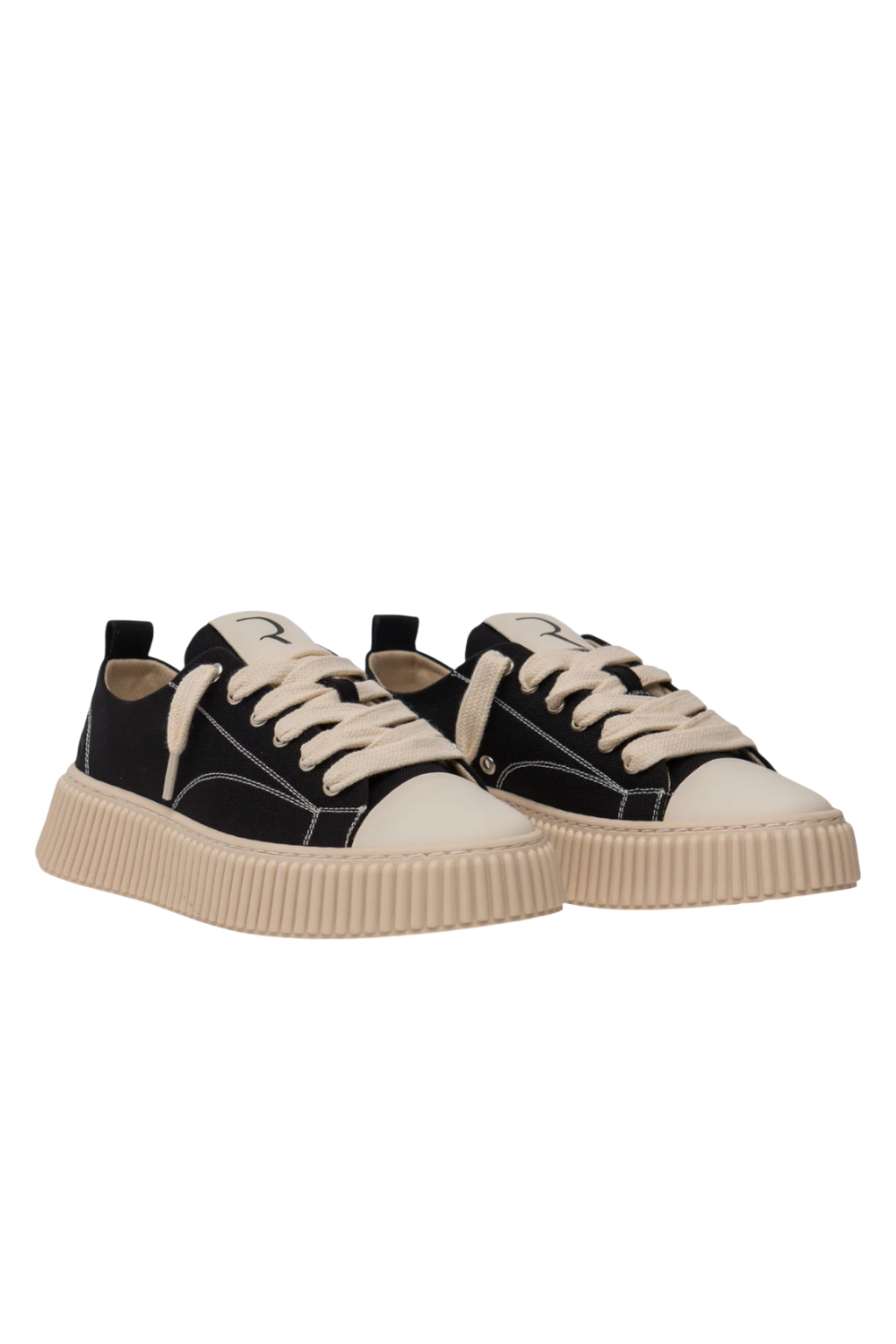 תמונת תקריב של נעלי סניקרס 2020