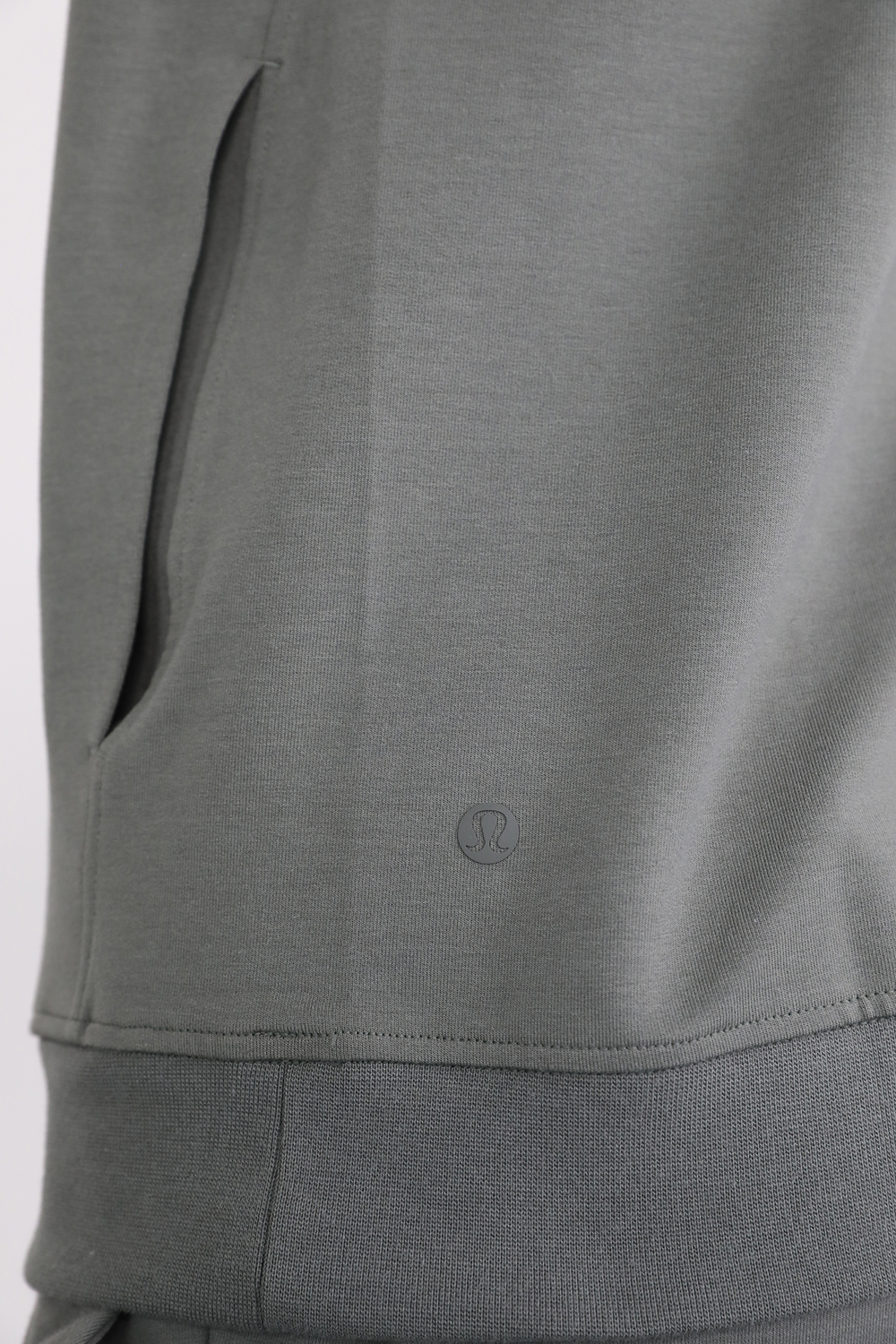 תמונת תקריב דוגמן של City Sweat Pullover Hoodie