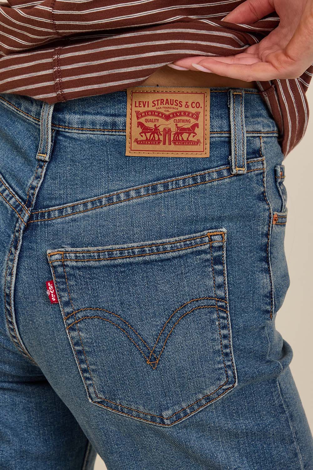 תמונת תקריב דוגמן של מכנסי ג'ינס ריבקייג' בגזרה ישרה