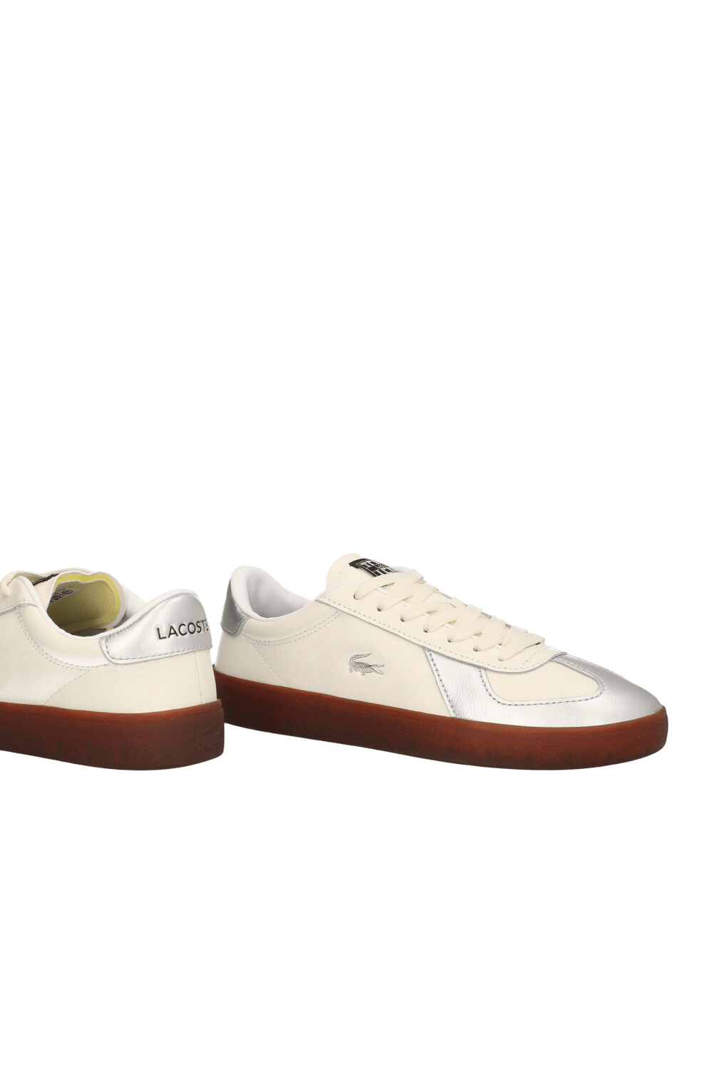 תמונת תקריב של נעלי סניקרס