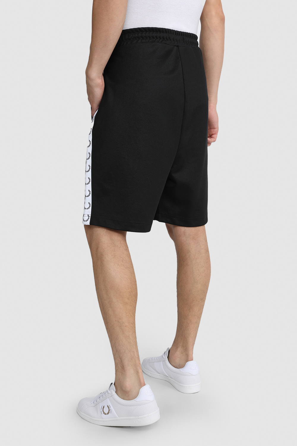 תמונת דוגמן אחורית של מכנסי ג'וג קצרים