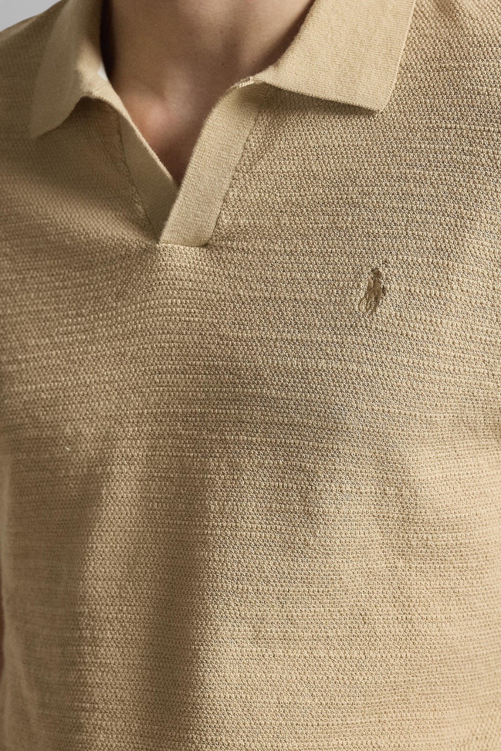 תמונת תקריב דוגמן של חולצת פולו