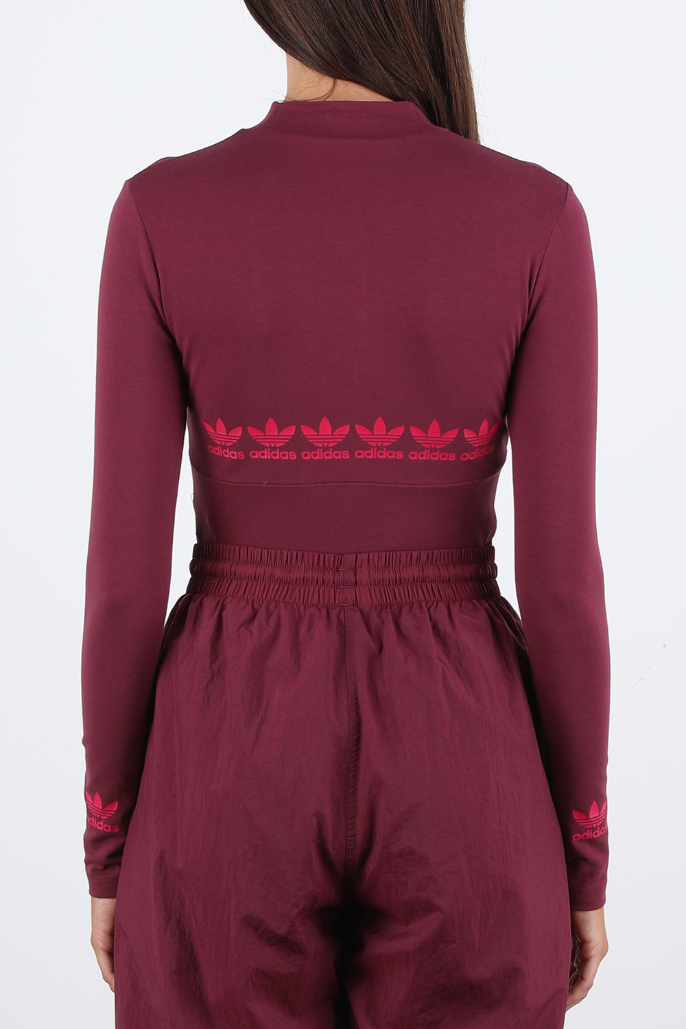 תמונת דוגמן אחורית של בגד גוף ארוך ממותג בגווני ורוד ובורדו