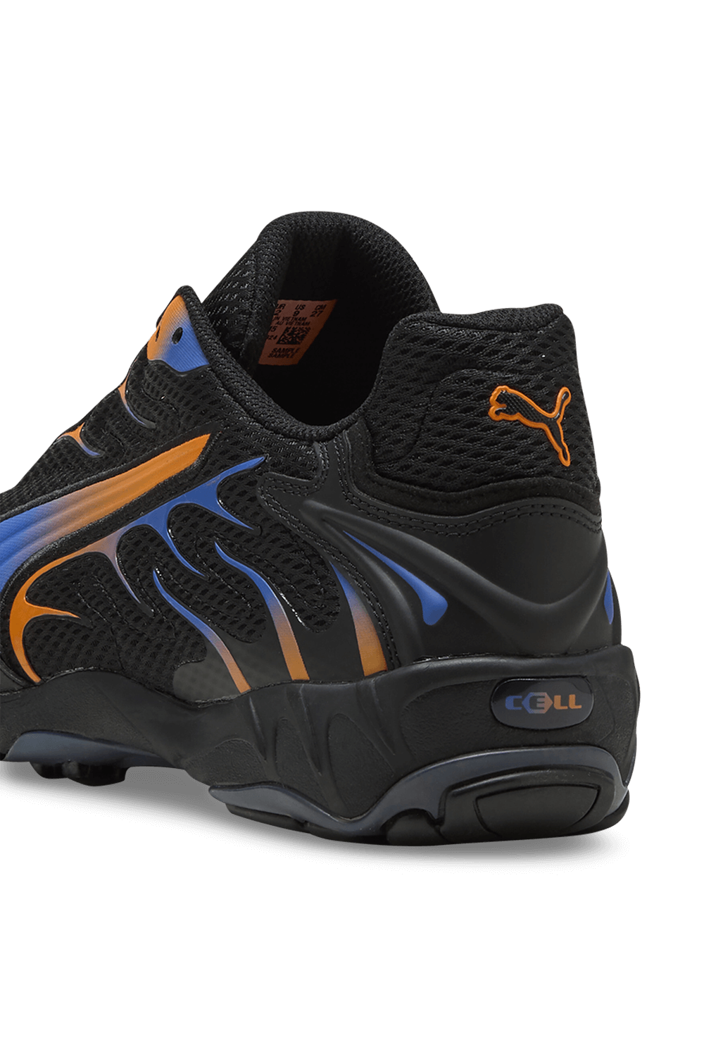 תמונת תקריב של נעלי סניקרס