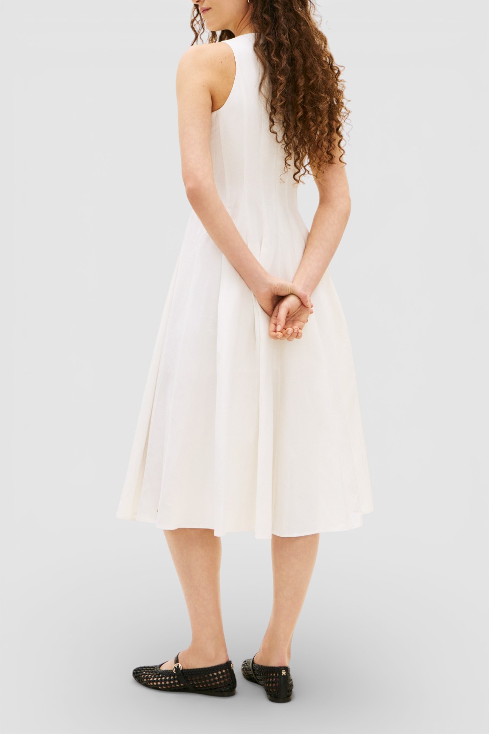 תמונת דוגמן אחורית של שמלת מידי