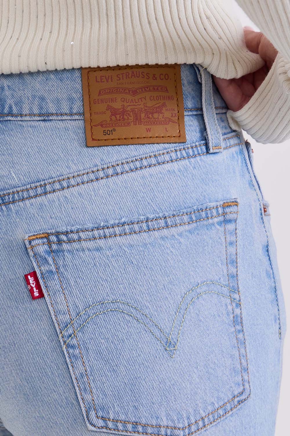 תמונת תקריב דוגמן של מכנסי ג'ינס 501 בגזרה ישרה