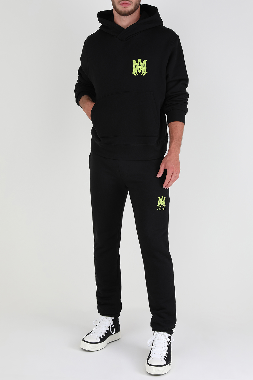 תמונת דוגמן קידמית של סניקרס גבוהות עם סוליה מוגבהת