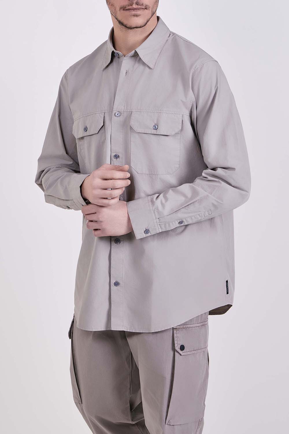 תמונת דוגמן קידמית של חולצה מכופתרת