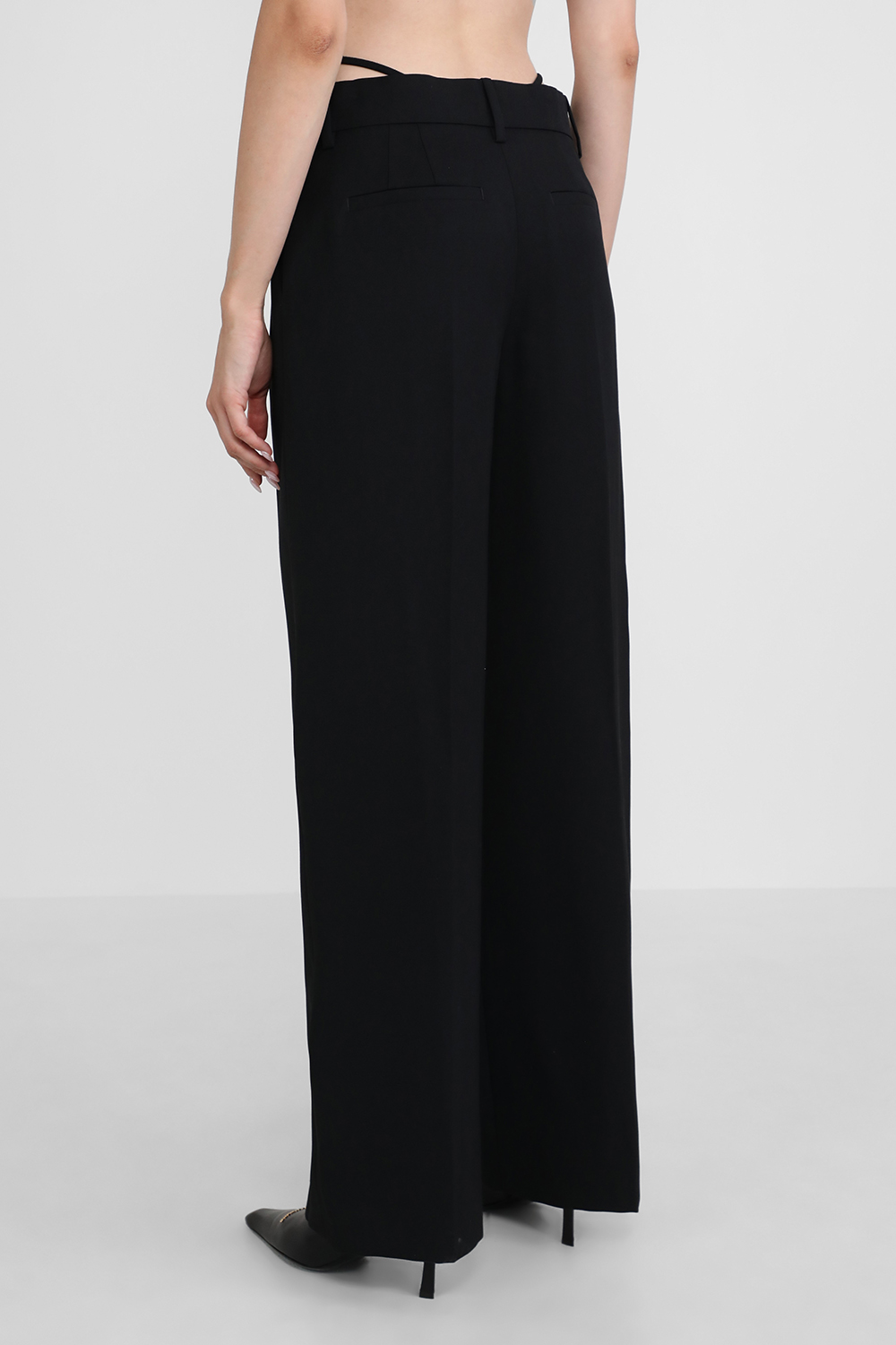 תמונת דוגמן אחורית של מכנסיים בשילוב מראה חוטיני