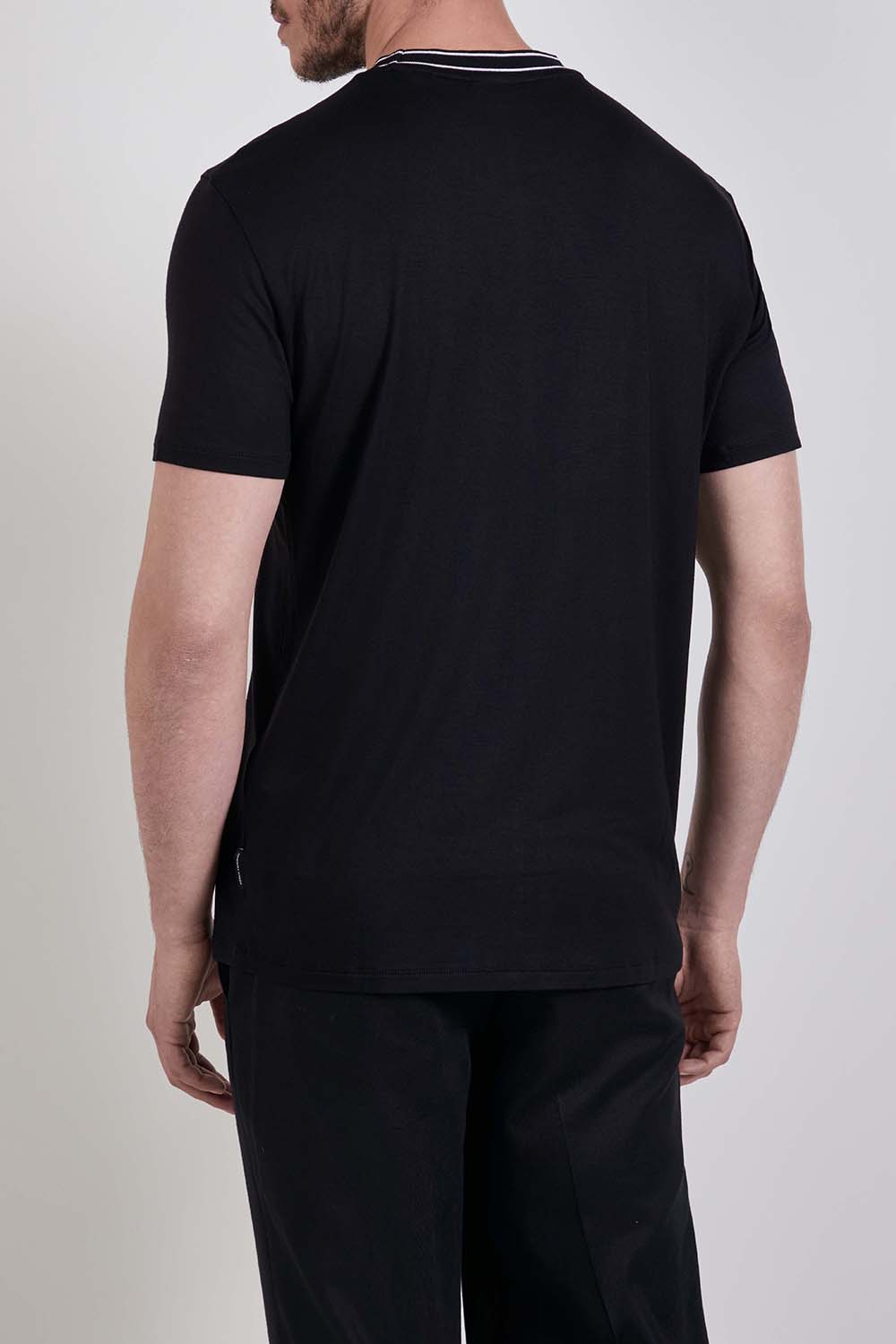 תמונת דוגמן אחורית של חולצת טי בגזרת סלים