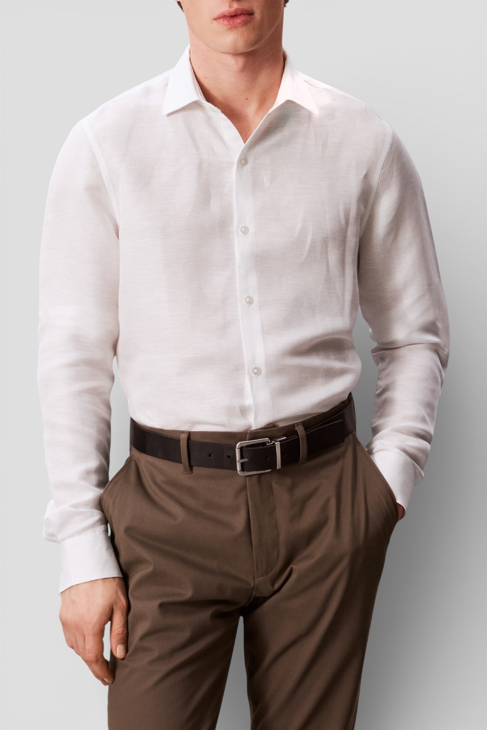 תמונת דוגמן קידמית של חולצה מכופתרת בגזרת סלים