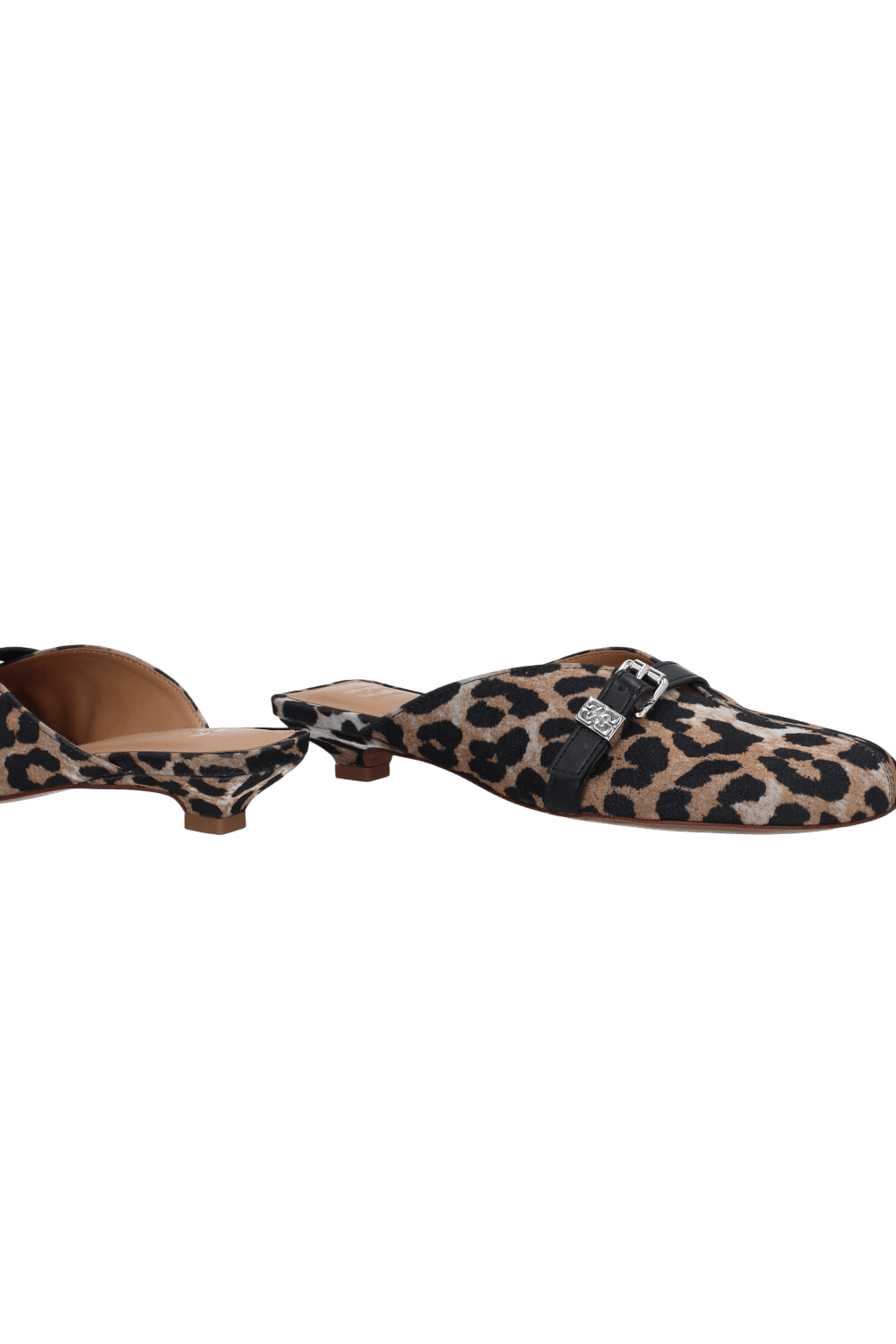 תמונת תקריב של נעלי מיולס עקב קיטן