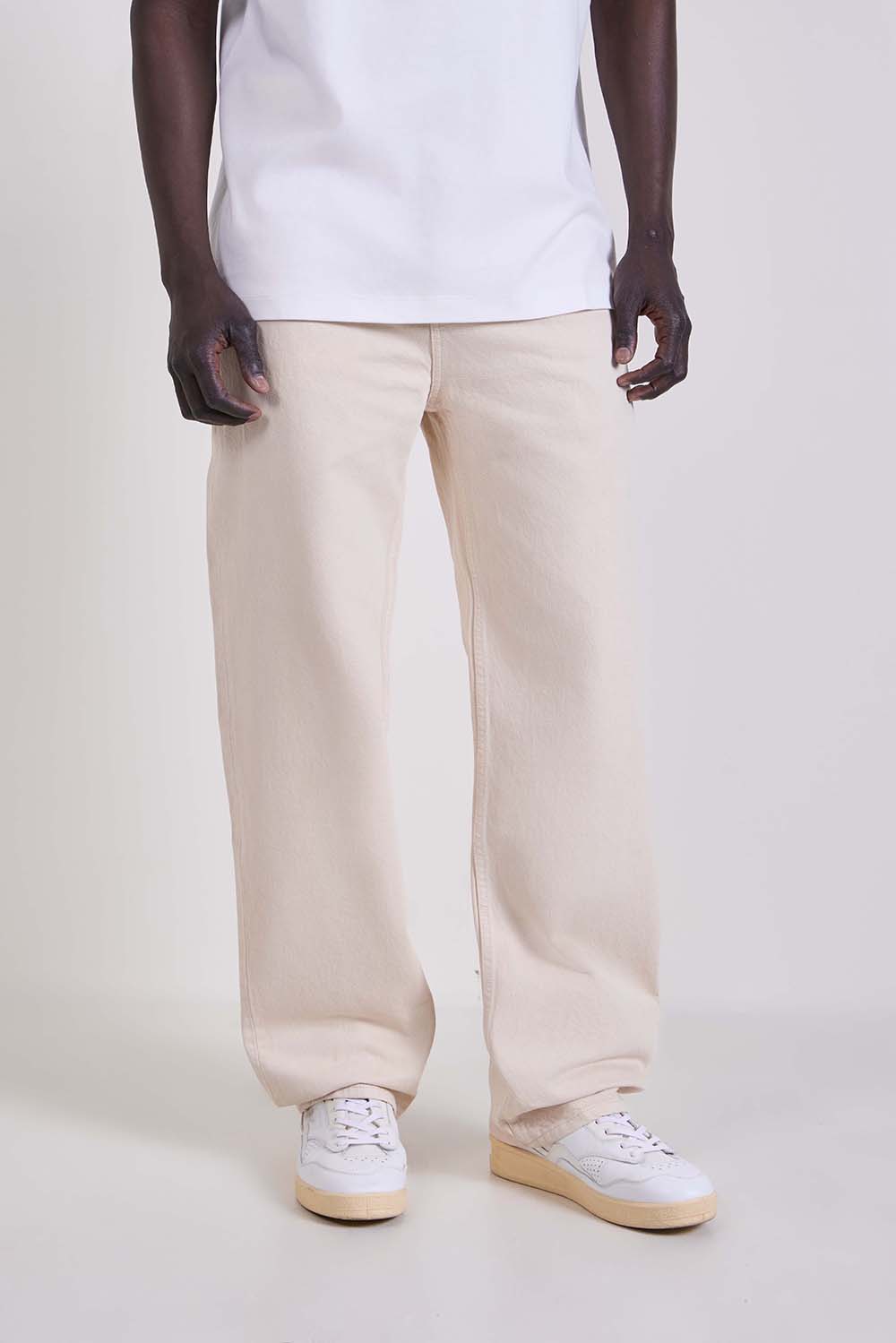 תמונת דוגמן קידמית של מכנסי ג&rsquo;ינס בגזרה ישרה