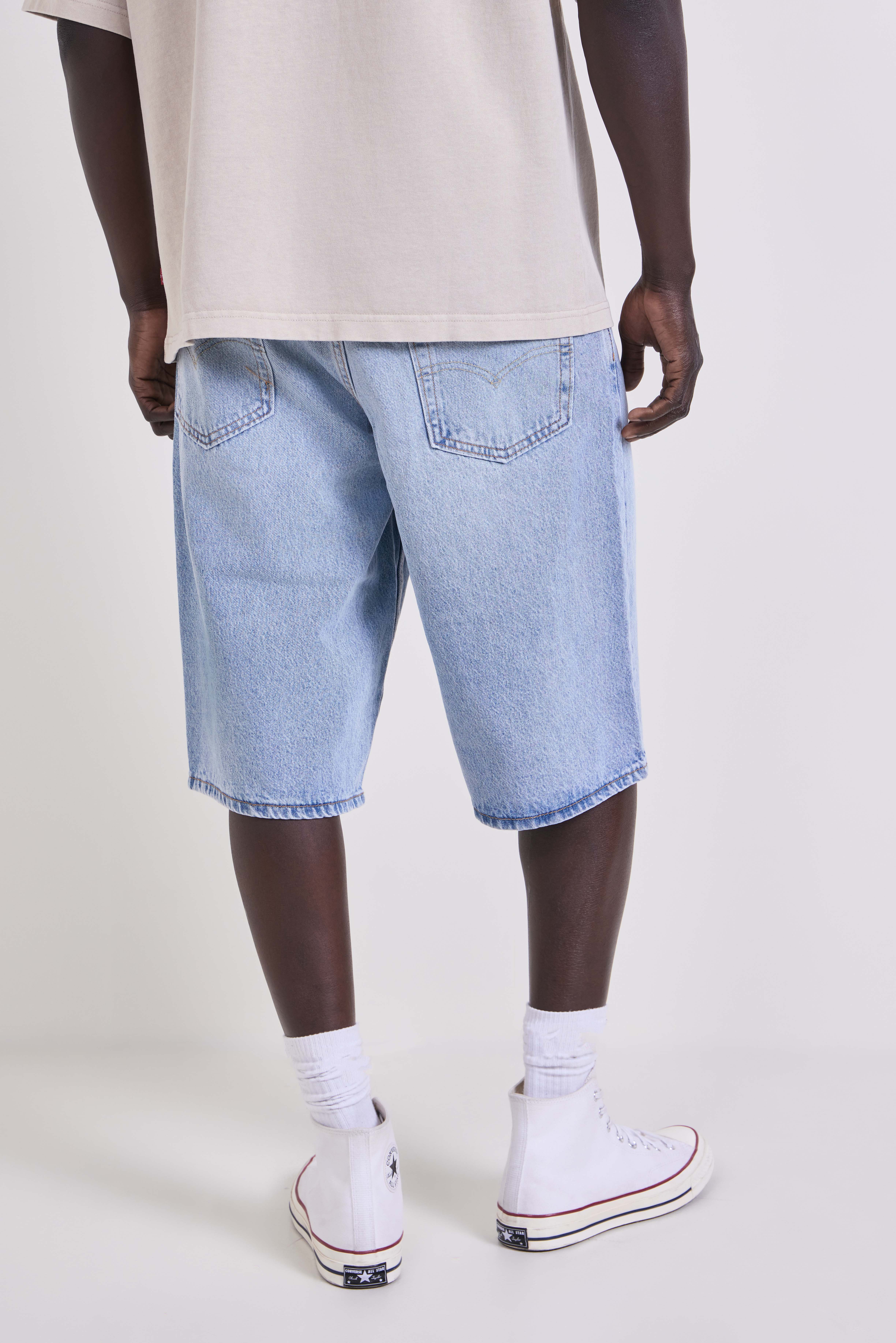 תמונת דוגמן אחורית של מכנסי ג'ינס קצרים 470