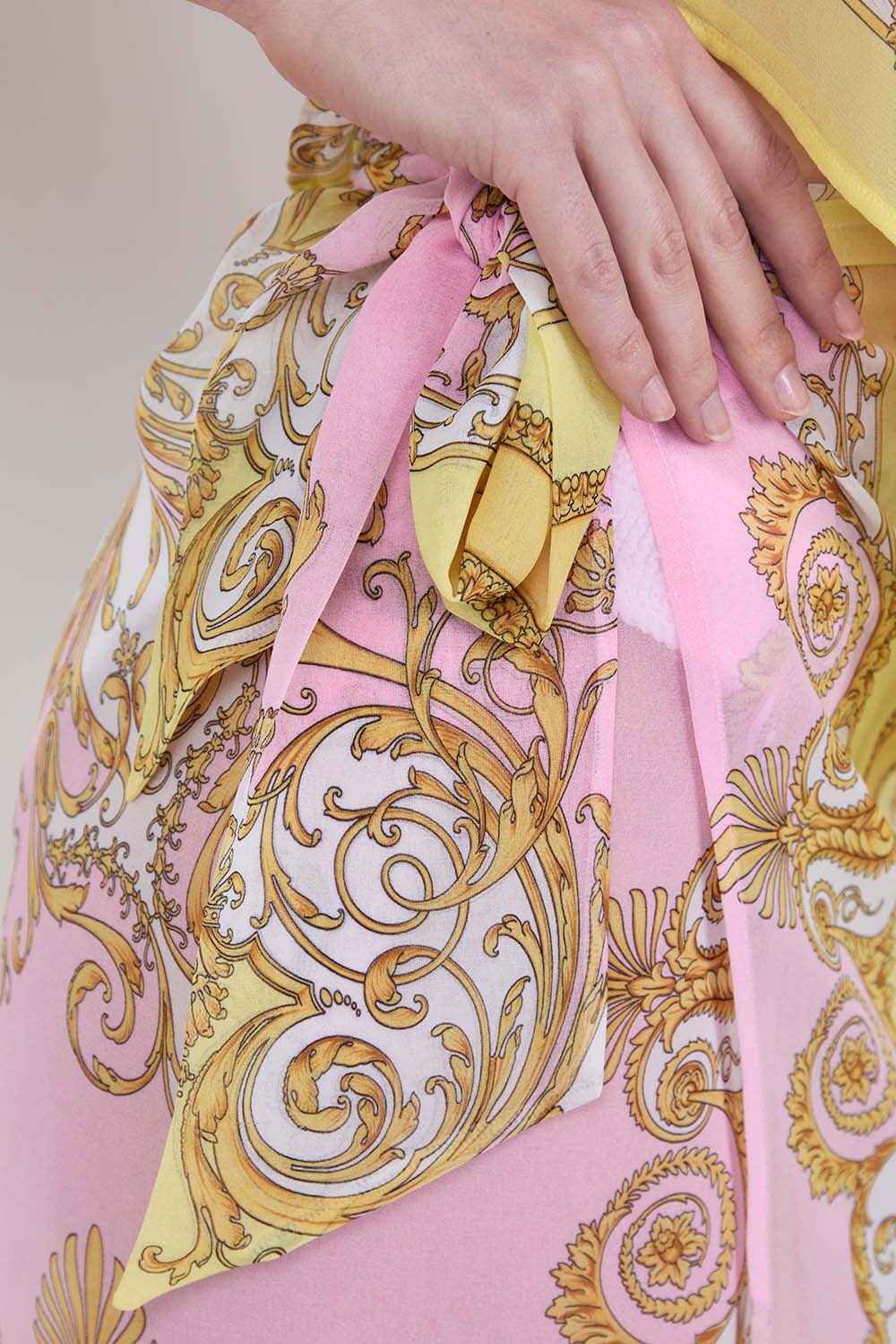 תמונת תקריב דוגמן של חצאית מיני