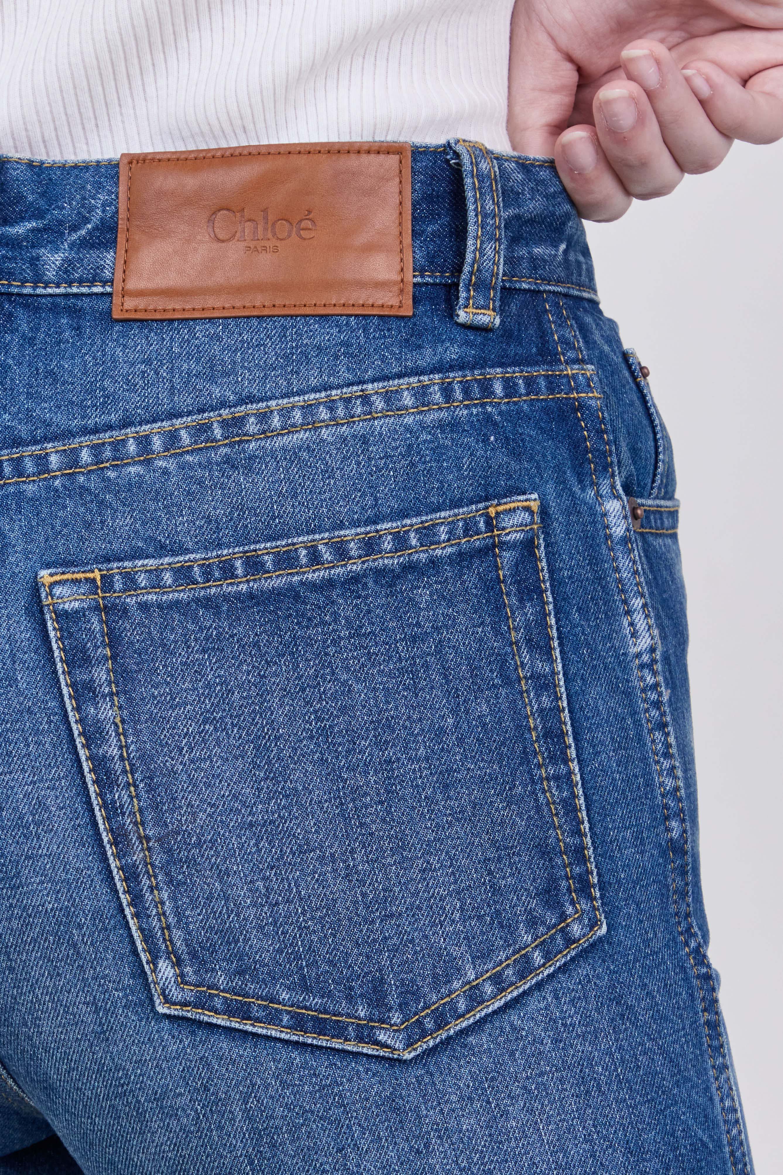 תמונת תקריב דוגמן של מכנסי ג'ינס קפרי