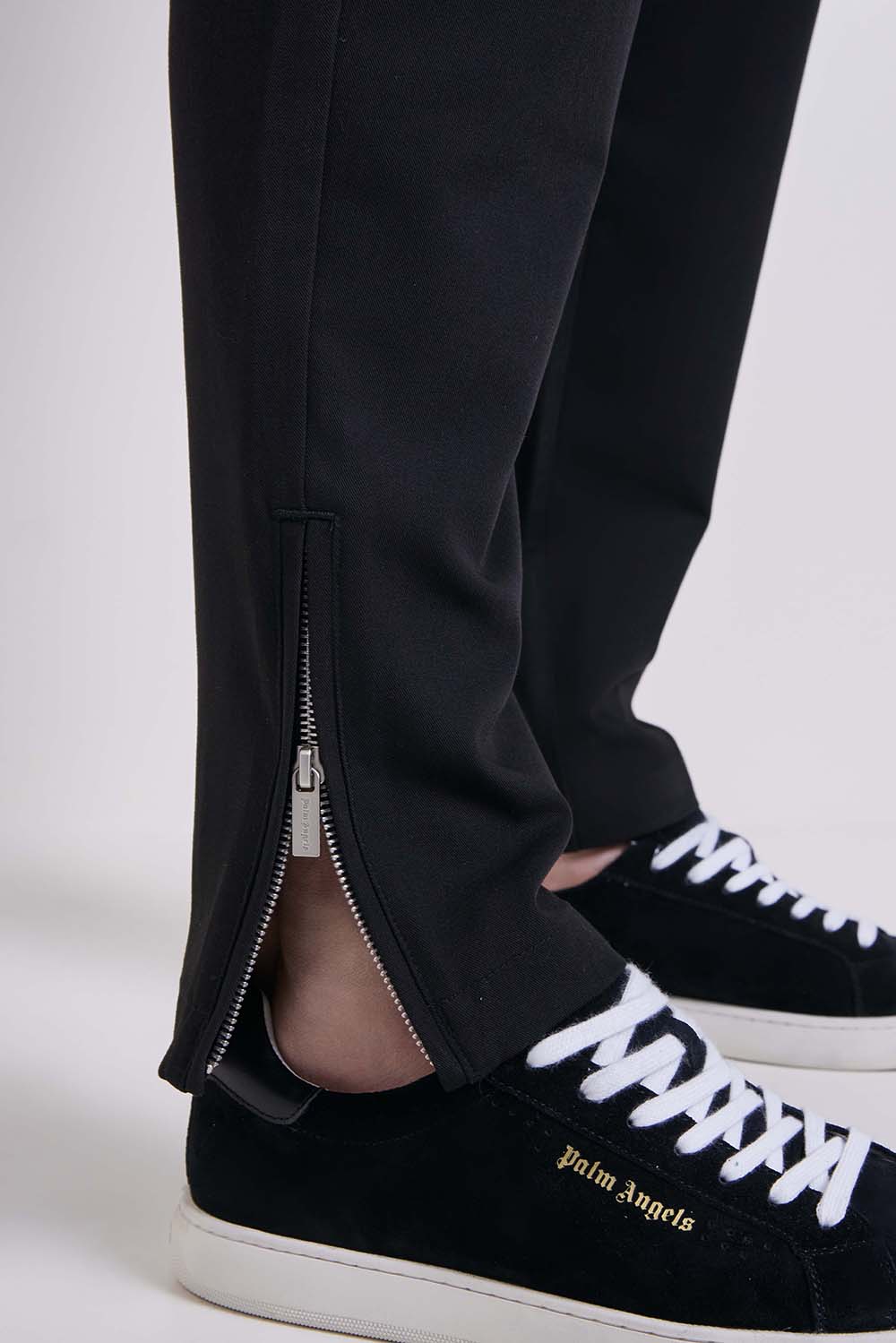 תמונת תקריב דוגמן של מכנסי צ'ינו