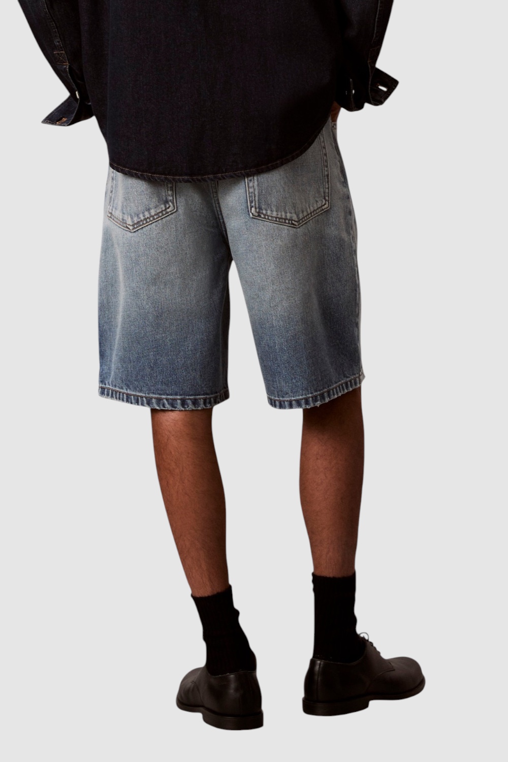 תמונת דוגמן אחורית של מכנסי ג'ינס קצרים