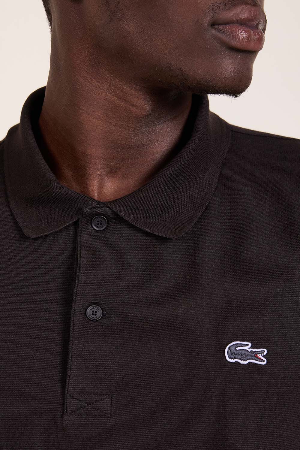 תמונת תקריב דוגמן של חולצת פולו עם שרוול ארוך