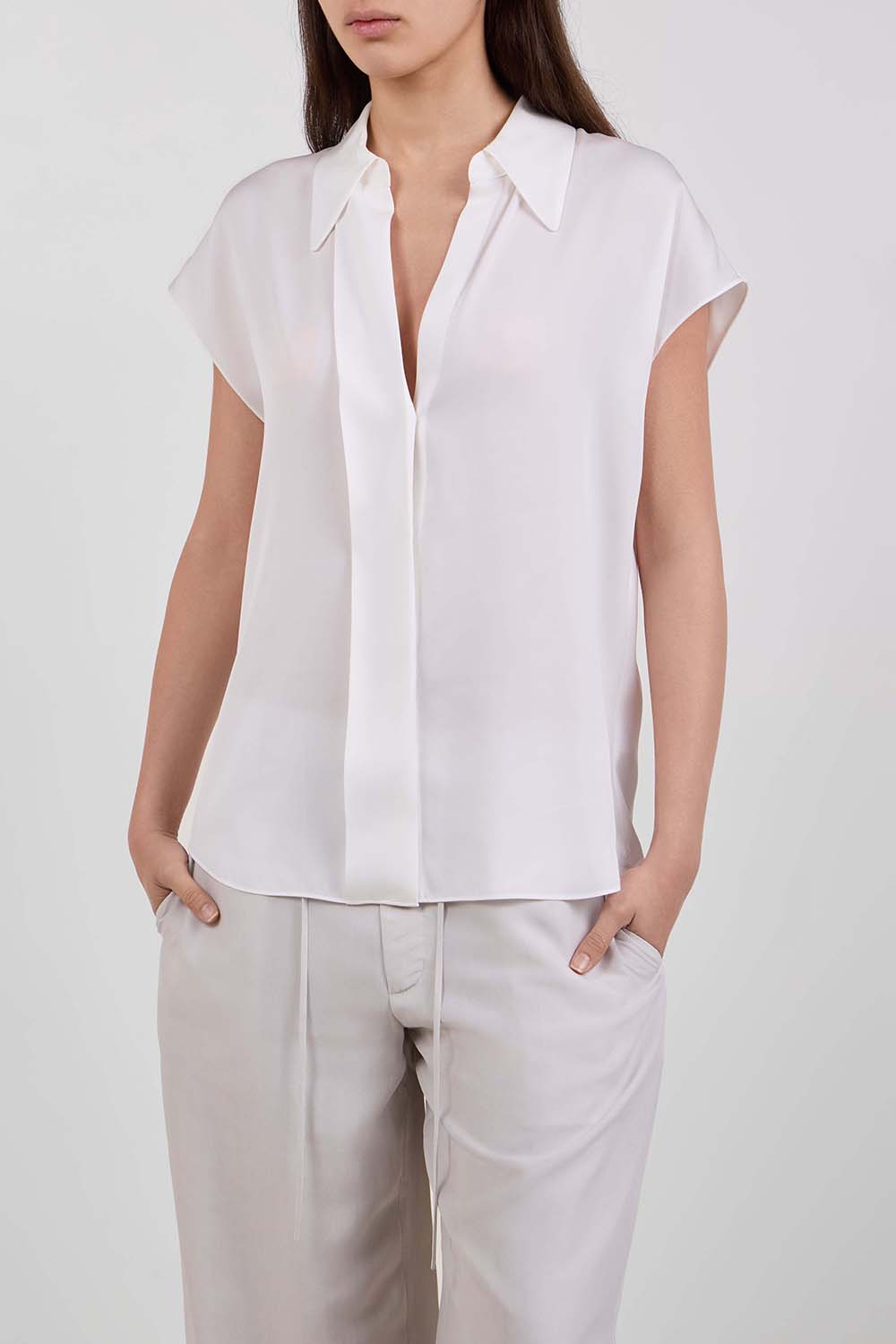 תמונת דוגמן קידמית של חולצה מכופתרת בגזרה ישרה