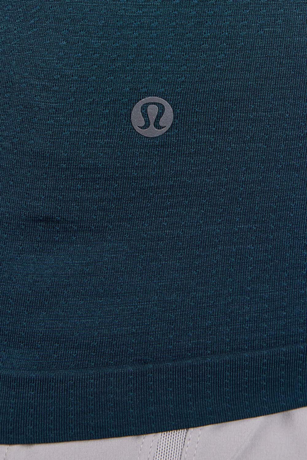 תמונת תקריב דוגמן של Metal Vent Tech Half Zip