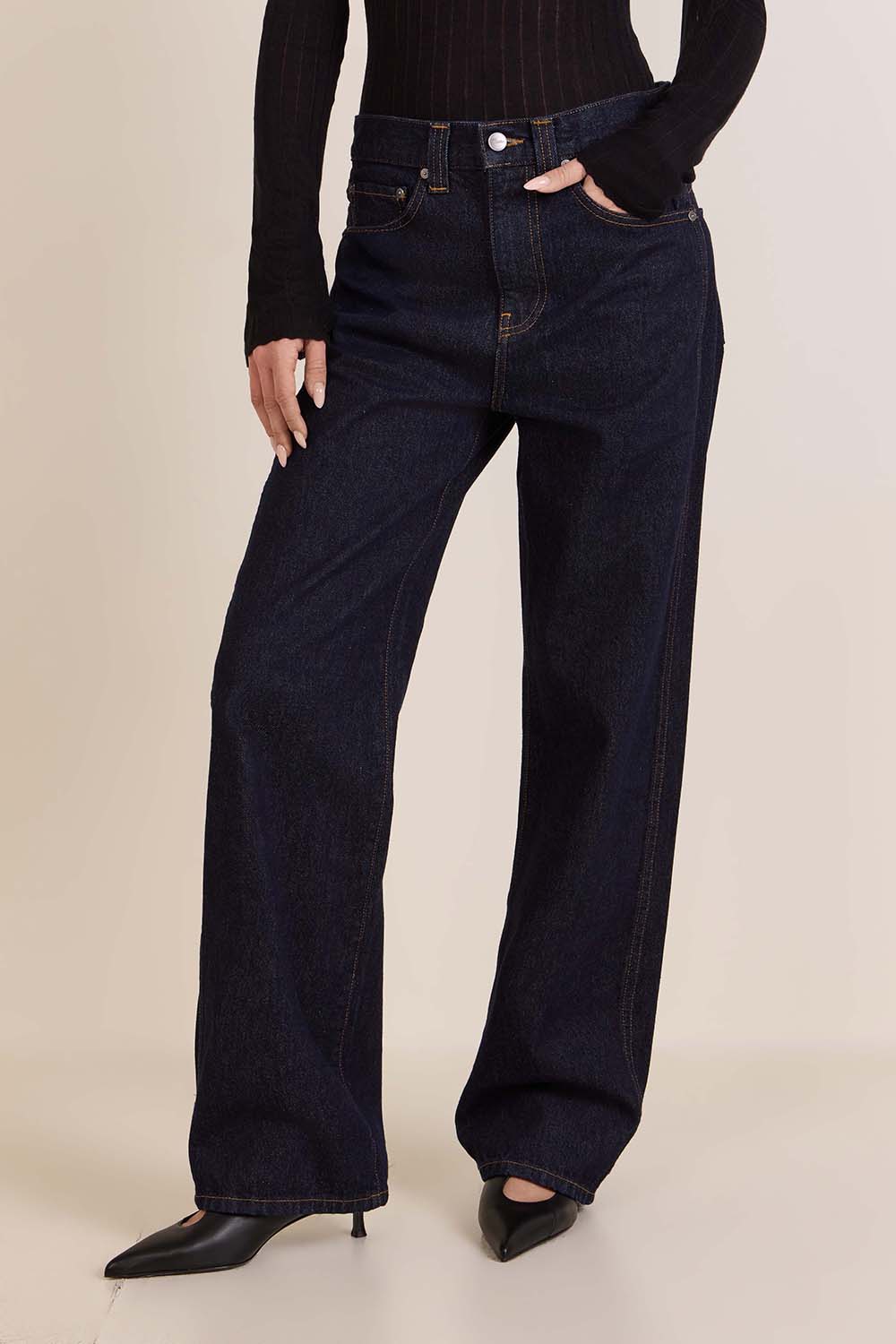 תמונת דוגמן קידמית של מכנסי ג'ינס בגזרה ישרה