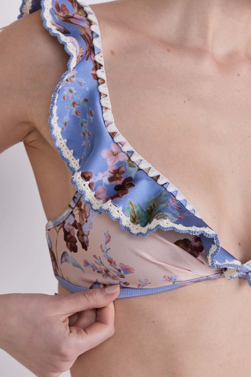 תמונת תקריב דוגמן של חזיית בגד ים