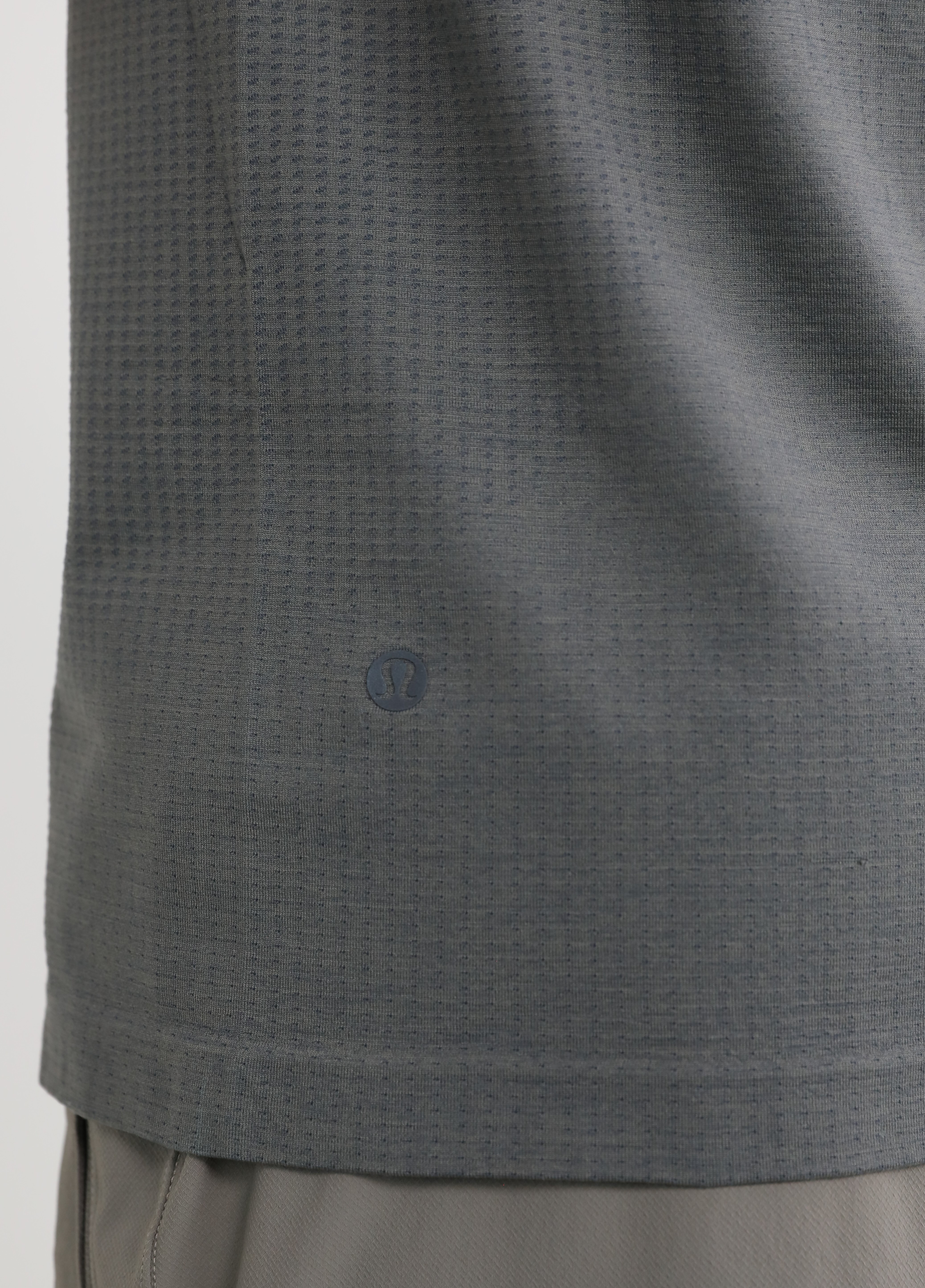 תמונת תקריב דוגמן של Metal Vent Tech Short-Sleeve Shirt