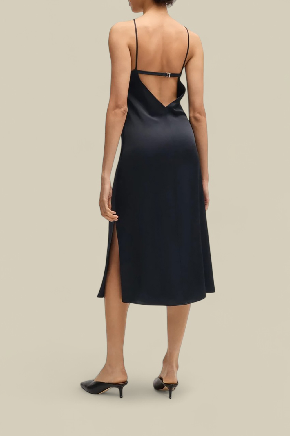 תמונת דוגמן אחורית של שמלת מידי עם מחשוף גב