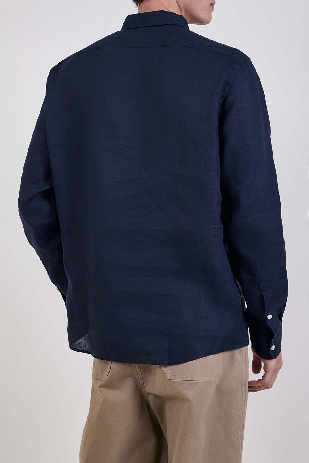 תמונת דוגמן אחורית של חולצה מכופתרת בגזרה ישרה