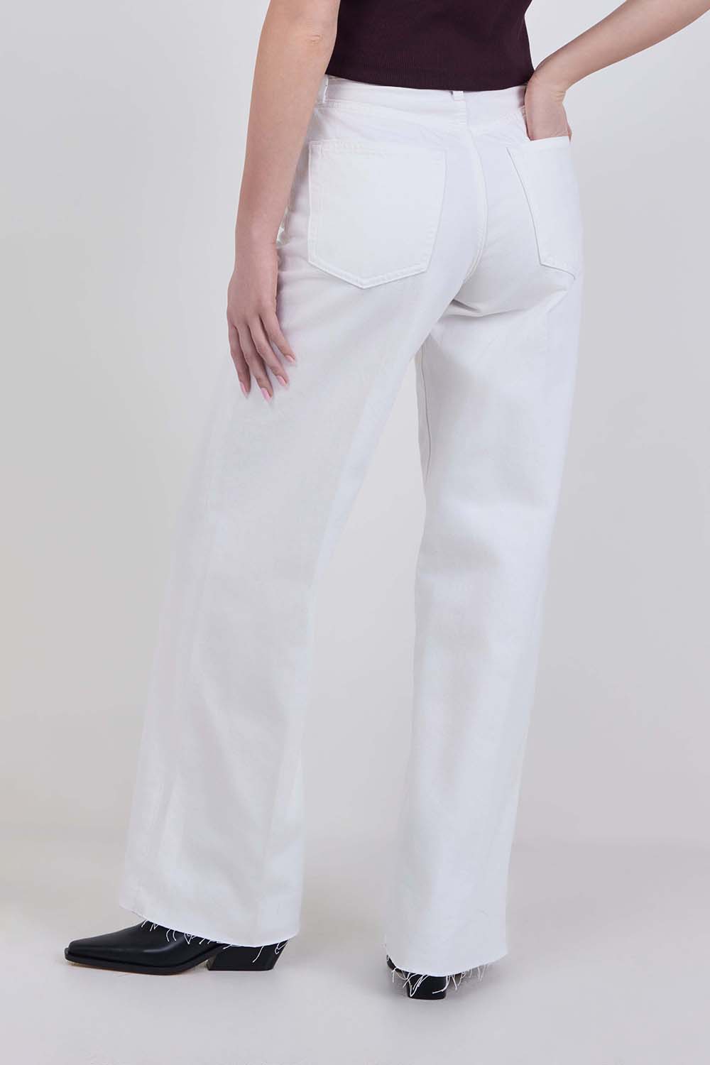 תמונת דוגמן אחורית של מכנסי ג'ינס בגזרה רחבה