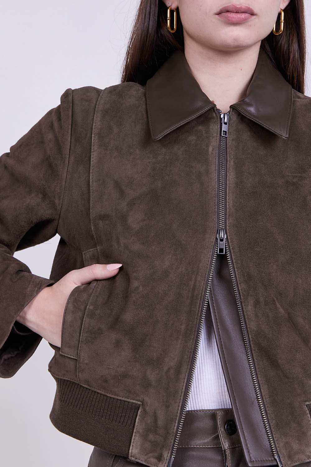 תמונת תקריב דוגמן של ז&rsquo;קט בומבר זמש