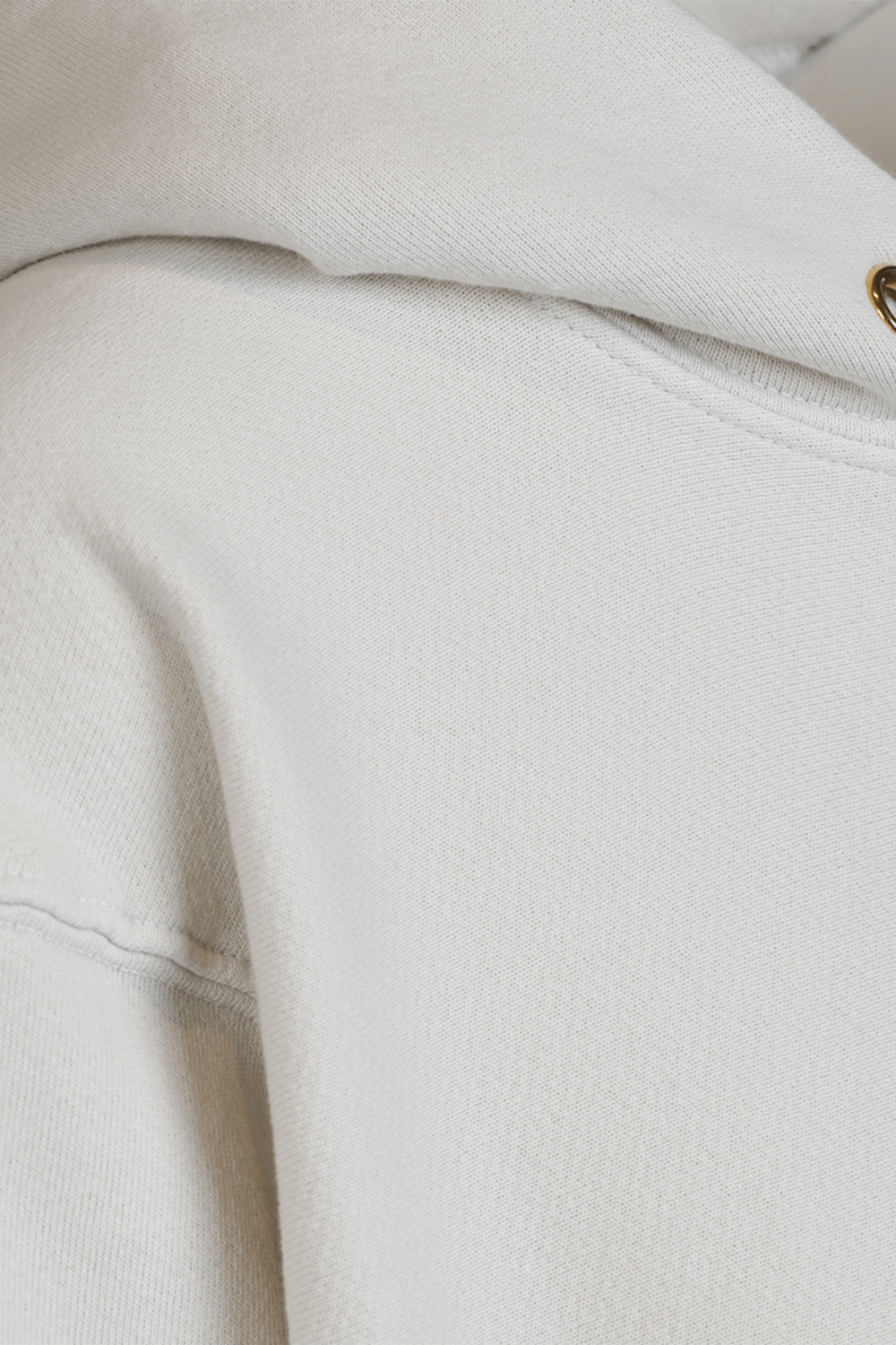 תמונה אחורית של סווטשירט קפוצ'ון בגוון שנהב