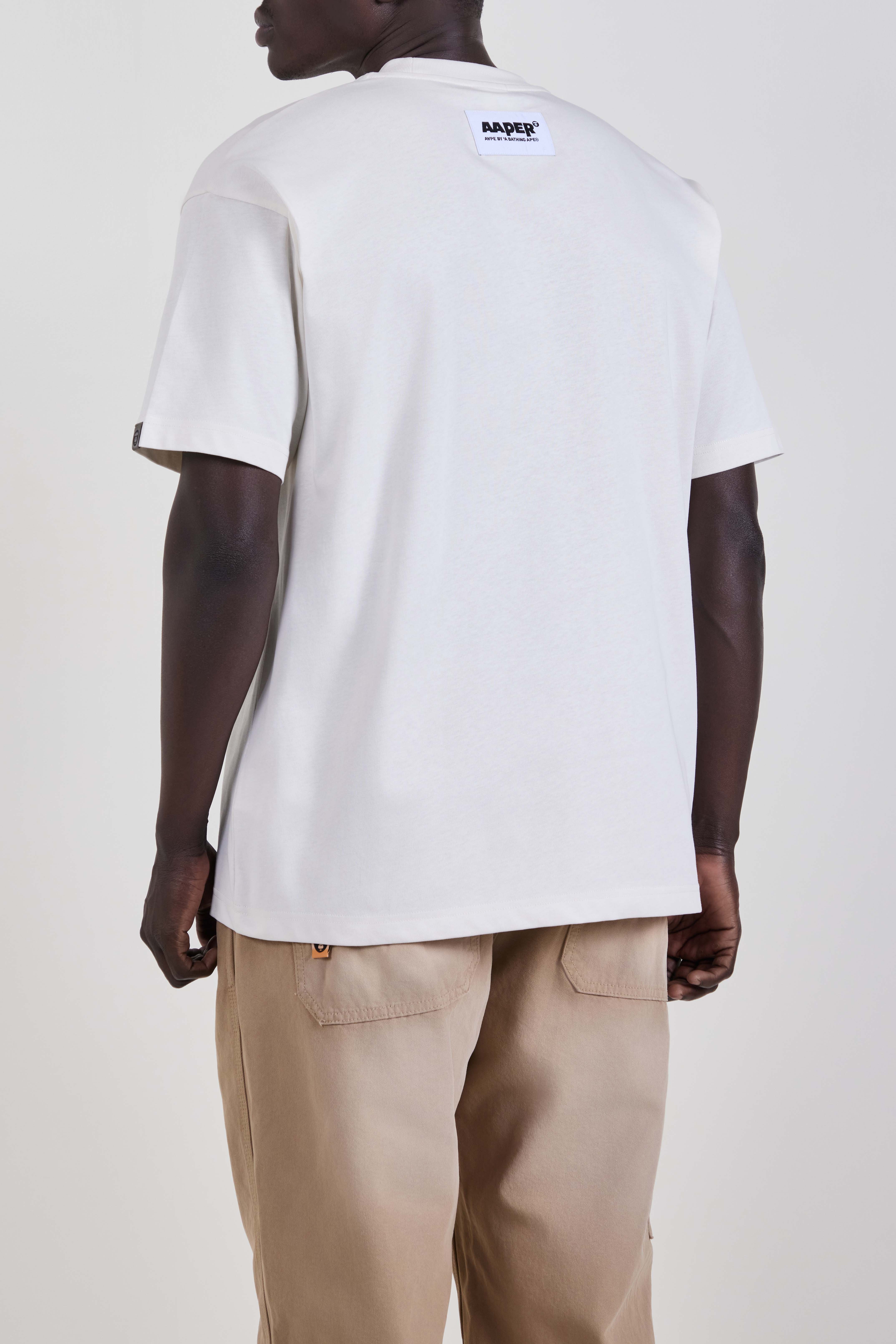 תמונת דוגמן אחורית של חולצת טי בגזרה ישרה