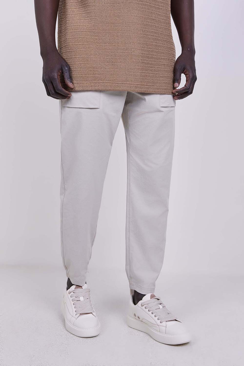 תמונת דוגמן קידמית של מכנסיים ארוכים