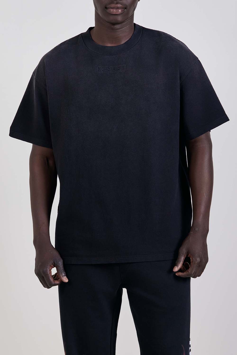 תמונת דוגמן קידמית של חולצת טי אוברסייז