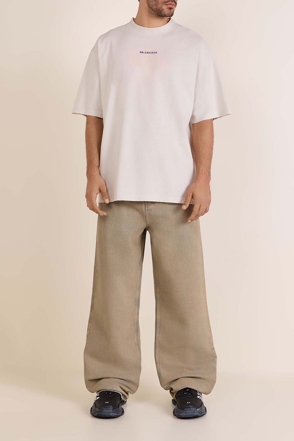 תמונת דוגמן קידמית של נעלי סניקרס טריפל אס לוגו