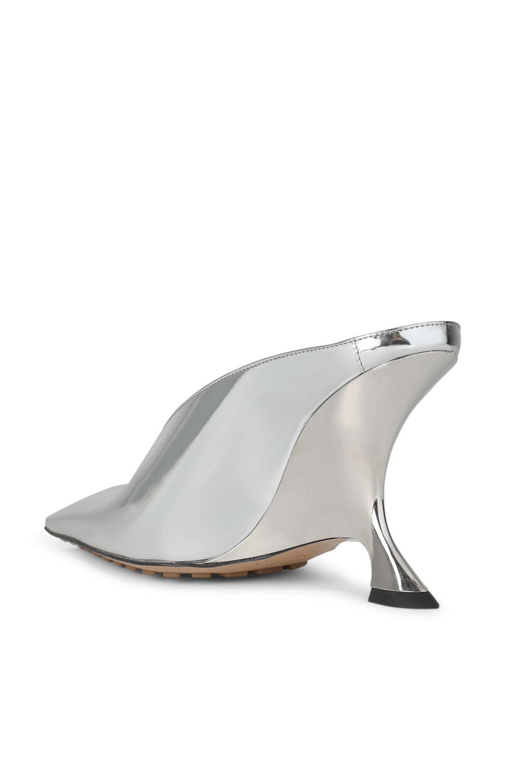 תמונה אחורית של נעלי עקב מטאליים מעור