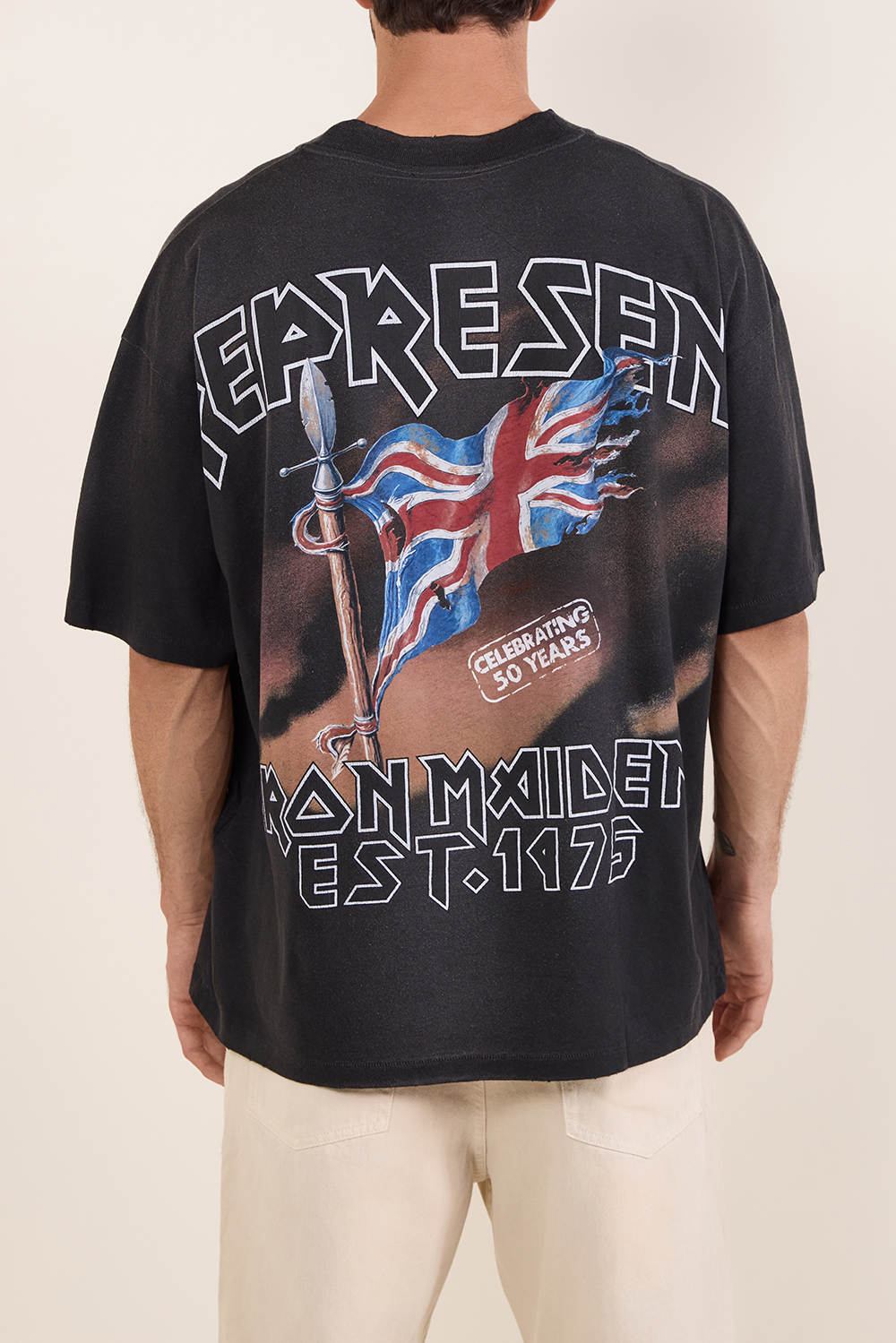 תמונת תקריב דוגמן של חולצת טי במהדורת 50 שנה לאיירון מיידן